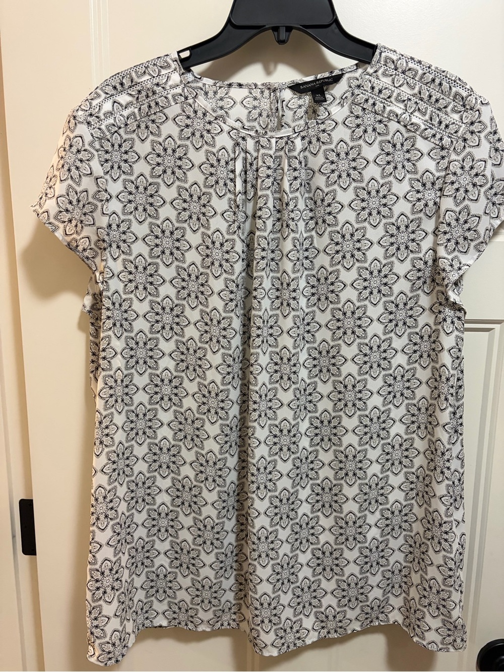 Banana Republic White Floral Tie-Neck Cap Sleeve Blouse